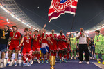 23.05.2026, Fussball DFB-Pokal 2025/2026, Finale, FC Bayern München - VfB Stuttgart, im Olympiastadion Berlin. FC Bayern feiert nach dem Sieg gegen Stuttgart bei ihren Fans den Pokalsieg. Aleksandar Pavlovic (Bayern München) , Lennart Karl (FC Bayern München), Tom Bischof (Bayern München), Josip Stanisic (Bayern München), Jonathan Tah (FC Bayern München), Dayot Upamecano (FC Bayern München), Torwart Jonas Urbig (FC Bayern München), Torwart Manuel Neuer (FC Bayern München), Trainer Vincent Kompany (FC Bayern München) 