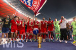 23.05.2026, Fussball DFB-Pokal 2025/2026, Finale, FC Bayern München - VfB Stuttgart, im Olympiastadion Berlin. FC Bayern feiert nach dem Sieg gegen Stuttgart bei ihren Fans den Pokalsieg. Aleksandar Pavlovic (Bayern München) , Lennart Karl (FC Bayern München), Tom Bischof (Bayern München), Josip Stanisic (Bayern München), Jonathan Tah (FC Bayern München), Dayot Upamecano (FC Bayern München), Torwart Jonas Urbig (FC Bayern München), Trainer Vincent Kompany (FC Bayern München) 