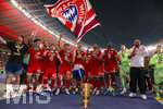23.05.2026, Fussball DFB-Pokal 2025/2026, Finale, FC Bayern München - VfB Stuttgart, im Olympiastadion Berlin. FC Bayern feiert nach dem Sieg gegen Stuttgart bei ihren Fans den Pokalsieg. Aleksandar Pavlovic (Bayern München) , Lennart Karl (FC Bayern München), Tom Bischof (Bayern München), Josip Stanisic (Bayern München), Jonathan Tah (FC Bayern München), Dayot Upamecano (FC Bayern München), Torwart Jonas Urbig (FC Bayern München), Trainer Vincent Kompany (FC Bayern München) 