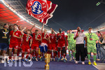 23.05.2026, Fussball DFB-Pokal 2025/2026, Finale, FC Bayern München - VfB Stuttgart, im Olympiastadion Berlin. FC Bayern feiert nach dem Sieg gegen Stuttgart bei ihren Fans den Pokalsieg. Aleksandar Pavlovic (Bayern München) , Lennart Karl (FC Bayern München), Tom Bischof (Bayern München), Josip Stanisic (Bayern München), Jonathan Tah (FC Bayern München), Dayot Upamecano (FC Bayern München), Torwart Jonas Urbig (FC Bayern München), Trainer Vincent Kompany (FC Bayern München) 