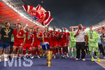 23.05.2026, Fussball DFB-Pokal 2025/2026, Finale, FC Bayern München - VfB Stuttgart, im Olympiastadion Berlin. FC Bayern feiert nach dem Sieg gegen Stuttgart bei ihren Fans den Pokalsieg. Aleksandar Pavlovic (Bayern München) , Lennart Karl (FC Bayern München), Tom Bischof (Bayern München), Josip Stanisic (Bayern München), Jonathan Tah (FC Bayern München), Dayot Upamecano (FC Bayern München), Torwart Jonas Urbig (FC Bayern München), Trainer Vincent Kompany (FC Bayern München) Torwart Jannis Bärtl (FC Bayern München) 