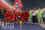 23.05.2026, Fussball DFB-Pokal 2025/2026, Finale, FC Bayern München - VfB Stuttgart, im Olympiastadion Berlin. FC Bayern feiert nach dem Sieg gegen Stuttgart bei ihren Fans den Pokalsieg. Aleksandar Pavlovic (Bayern München) , Lennart Karl (FC Bayern München), Tom Bischof (Bayern München), Josip Stanisic (Bayern München), Jonathan Tah (FC Bayern München), Dayot Upamecano (FC Bayern München), Torwart Jonas Urbig (FC Bayern München), Trainer Vincent Kompany (FC Bayern München) Torwart Jannis Bärtl (FC Bayern München) 