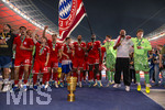 23.05.2026, Fussball DFB-Pokal 2025/2026, Finale, FC Bayern München - VfB Stuttgart, im Olympiastadion Berlin. FC Bayern feiert nach dem Sieg gegen Stuttgart bei ihren Fans den Pokalsieg. Aleksandar Pavlovic (Bayern München) , Lennart Karl (FC Bayern München), Tom Bischof (Bayern München), Josip Stanisic (Bayern München), Jonathan Tah (FC Bayern München), Dayot Upamecano (FC Bayern München), Torwart Jonas Urbig (FC Bayern München), Trainer Vincent Kompany (FC Bayern München) Torwart Jannis Bärtl (FC Bayern München) 
