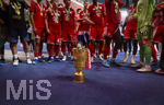23.05.2026, Fussball DFB-Pokal 2025/2026, Finale, FC Bayern München - VfB Stuttgart, im Olympiastadion Berlin. FC Bayern feiert nach dem Sieg gegen Stuttgart bei ihren Fans den Pokalsieg. der Porzellan Kakadu steckt im Pokal fest.