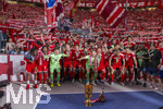 23.05.2026, Fussball DFB-Pokal 2025/2026, Finale, FC Bayern München - VfB Stuttgart, im Olympiastadion Berlin. FC Bayern feiert nach dem Sieg gegen Stuttgart bei ihren Fans den Pokalsieg, der Porzellan Kakadu steht neben dem Pokal, Michael Olise (FC Bayern München), Serge Gnabry (FC Bayern München), Torwart Jannis Bärtl (FC Bayern München), Joshua Kimmich (FC Bayern München), Tom Bischof (Bayern München), Torwart Manuel Neuer (FC Bayern München), Lennart Karl (FC Bayern München), Konrad Laimer (FC Bayern München), Leon Goretzka (FC Bayern München) 