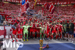23.05.2026, Fussball DFB-Pokal 2025/2026, Finale, FC Bayern München - VfB Stuttgart, im Olympiastadion Berlin. FC Bayern feiert nach dem Sieg gegen Stuttgart bei ihren Fans den Pokalsieg, der Porzellan Kakadu steht neben dem Pokal, Michael Olise (FC Bayern München), Serge Gnabry (FC Bayern München), Torwart Jannis Bärtl (FC Bayern München), Joshua Kimmich (FC Bayern München), Tom Bischof (Bayern München), Torwart Manuel Neuer (FC Bayern München), Lennart Karl (FC Bayern München), Konrad Laimer (FC Bayern München), Leon Goretzka (FC Bayern München) 