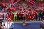 23.05.2026, Fussball DFB-Pokal 2025/2026, Finale, FC Bayern München - VfB Stuttgart, im Olympiastadion Berlin. FC Bayern feiert nach dem Sieg gegen Stuttgart bei ihren Fans den Pokalsieg, der Porzellan Kakadu steht neben dem Pokal, Michael Olise (FC Bayern München), Serge Gnabry (FC Bayern München), Torwart Jannis Bärtl (FC Bayern München), Joshua Kimmich (FC Bayern München), Tom Bischof (Bayern München), Torwart Manuel Neuer (FC Bayern München), Lennart Karl (FC Bayern München), Konrad Laimer (FC Bayern München), Leon Goretzka (FC Bayern München) 