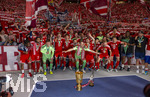 23.05.2026, Fussball DFB-Pokal 2025/2026, Finale, FC Bayern München - VfB Stuttgart, im Olympiastadion Berlin. FC Bayern feiert nach dem Sieg gegen Stuttgart bei ihren Fans den Pokalsieg, der Porzellan Kakadu steht neben dem Pokal, Michael Olise (FC Bayern München), Serge Gnabry (FC Bayern München), Torwart Jannis Bärtl (FC Bayern München), Joshua Kimmich (FC Bayern München), Tom Bischof (Bayern München), Torwart Manuel Neuer (FC Bayern München), Lennart Karl (FC Bayern München), Konrad Laimer (FC Bayern München), Leon Goretzka (FC Bayern München) 