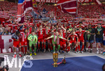 23.05.2026, Fussball DFB-Pokal 2025/2026, Finale, FC Bayern München - VfB Stuttgart, im Olympiastadion Berlin. FC Bayern feiert nach dem Sieg gegen Stuttgart bei ihren Fans den Pokalsieg, der Porzellan Kakadu steht neben dem Pokal, Michael Olise (FC Bayern München), Serge Gnabry (FC Bayern München), Torwart Jannis Bärtl (FC Bayern München), Joshua Kimmich (FC Bayern München), Tom Bischof (Bayern München), Torwart Manuel Neuer (FC Bayern München), Lennart Karl (FC Bayern München), Konrad Laimer (FC Bayern München), Leon Goretzka (FC Bayern München) 