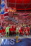 23.05.2026, Fussball DFB-Pokal 2025/2026, Finale, FC Bayern München - VfB Stuttgart, im Olympiastadion Berlin. FC Bayern feiert nach dem Sieg gegen Stuttgart bei ihren Fans den Pokalsieg, der Porzellan Kakadu steht neben dem Pokal, Michael Olise (FC Bayern München), Serge Gnabry (FC Bayern München), Torwart Jannis Bärtl (FC Bayern München), Joshua Kimmich (FC Bayern München), Tom Bischof (Bayern München), Torwart Manuel Neuer (FC Bayern München), Lennart Karl (FC Bayern München), Konrad Laimer (FC Bayern München), Leon Goretzka (FC Bayern München) 
