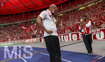 23.05.2026, Fussball DFB-Pokal 2025/2026, Finale, FC Bayern München - VfB Stuttgart, im Olympiastadion Berlin. FC Bayern feiert nach dem Sieg gegen Stuttgart bei ihren Fans den Pokalsieg. Trainer Vincent Kompany (FC Bayern München) wischt sich den Schweiss vom Gesicht. 