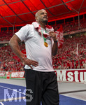 23.05.2026, Fussball DFB-Pokal 2025/2026, Finale, FC Bayern München - VfB Stuttgart, im Olympiastadion Berlin. FC Bayern feiert nach dem Sieg gegen Stuttgart bei ihren Fans den Pokalsieg. Trainer Vincent Kompany (FC Bayern München) müde 