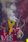 23.05.2026, Fussball DFB-Pokal 2025/2026, Finale, FC Bayern München - VfB Stuttgart, im Olympiastadion Berlin. FC Bayern feiert nach dem Sieg gegen Stuttgart bei ihren Fans den Pokalsieg. Vermummte Bayernfans sorgen für Nebel aus Pyros im Stadion. 