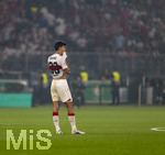 23.05.2026, Fussball DFB-Pokal 2025/2026, Finale, FC Bayern München - VfB Stuttgart, im Olympiastadion Berlin. FC Bayern feiert nach dem Sieg gegen Stuttgart bei ihren Fans den Pokalsieg. Chema Andres Baixauli Jose Maria (Stuttgart) nachdenklich auf dem Platz, 
