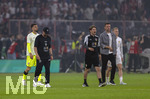 23.05.2026, Fussball DFB-Pokal 2025/2026, Finale, FC Bayern München - VfB Stuttgart, im Olympiastadion Berlin. FC Bayern feiert nach dem Sieg gegen Stuttgart bei ihren Fans den Pokalsieg. 2.v.li: Trainer Sebastian Hoeneß (Stuttgart) trottet nach dem Spiel traurig auf den Platz.