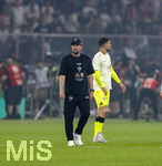 23.05.2026, Fussball DFB-Pokal 2025/2026, Finale, FC Bayern München - VfB Stuttgart, im Olympiastadion Berlin. FC Bayern feiert nach dem Sieg gegen Stuttgart bei ihren Fans den Pokalsieg. li:Trainer Sebastian Hoeneß (Stuttgart) trottet nach dem Spiel traurig auf den Platz.