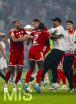 23.05.2026, Fussball DFB-Pokal 2025/2026, Finale, FC Bayern München - VfB Stuttgart, im Olympiastadion Berlin. FC Bayern feiert nach dem Sieg gegen Stuttgart bei ihren Fans den Pokalsieg. Jonathan Tah (FC Bayern München), Josip Stanisic (Bayern München), Dayot Upamecano (FC Bayern München), Trainer Vincent Kompany (FC Bayern München) tanzen wie verrückt auf dem Platz 