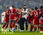 23.05.2026, Fussball DFB-Pokal 2025/2026, Finale, FC Bayern München - VfB Stuttgart, im Olympiastadion Berlin. FC Bayern feiert nach dem Sieg gegen Stuttgart bei ihren Fans den Pokalsieg. TJonathan Tah (FC Bayern München), Josip Stanisic (Bayern München), Dayot Upamecano (FC Bayern München), Trainer Vincent Kompany (FC Bayern München) Joshua Kimmich (FC Bayern München) tanzen wie verrückt auf dem Platz 