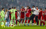 23.05.2026, Fussball DFB-Pokal 2025/2026, Finale, FC Bayern München - VfB Stuttgart, im Olympiastadion Berlin. FC Bayern feiert nach dem Sieg gegen Stuttgart bei ihren Fans den Pokalsieg. Torwart Manuel Neuer (FC Bayern München), Leon Goretzka (FC Bayern München), Jonathan Tah (FC Bayern München), Josip Stanisic (Bayern München), Dayot Upamecano (FC Bayern München), Trainer Vincent Kompany (FC Bayern München) tanzen wie verrückt auf dem Platz 
