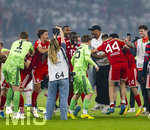 23.05.2026, Fussball DFB-Pokal 2025/2026, Finale, FC Bayern München - VfB Stuttgart, im Olympiastadion Berlin. FC Bayern feiert nach dem Sieg gegen Stuttgart bei ihren Fans den Pokalsieg. Torwart Manuel Neuer (FC Bayern München), Jonathan Tah (FC Bayern München), Josip Stanisic (Bayern München), Dayot Upamecano (FC Bayern München), Trainer Vincent Kompany (FC Bayern München) Joshua Kimmich (FC Bayern München) tanzen wie verrückt auf dem Platz 