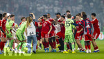 23.05.2026, Fussball DFB-Pokal 2025/2026, Finale, FC Bayern München - VfB Stuttgart, im Olympiastadion Berlin. FC Bayern feiert nach dem Sieg gegen Stuttgart bei ihren Fans den Pokalsieg. Torwart Manuel Neuer (FC Bayern München), Jonathan Tah (FC Bayern München), Josip Stanisic (Bayern München), Dayot Upamecano (FC Bayern München), Trainer Vincent Kompany (FC Bayern München) Joshua Kimmich (FC Bayern München) tanzen wie verrückt auf dem Platz 