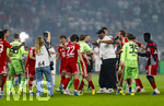23.05.2026, Fussball DFB-Pokal 2025/2026, Finale, FC Bayern München - VfB Stuttgart, im Olympiastadion Berlin. FC Bayern feiert nach dem Sieg gegen Stuttgart bei ihren Fans den Pokalsieg. Torwart Manuel Neuer (FC Bayern München), Jonathan Tah (FC Bayern München), Josip Stanisic (Bayern München), Dayot Upamecano (FC Bayern München), Trainer Vincent Kompany (FC Bayern München) Joshua Kimmich (FC Bayern München) tanzen wie verrückt auf dem Platz 