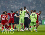 23.05.2026, Fussball DFB-Pokal 2025/2026, Finale, FC Bayern München - VfB Stuttgart, im Olympiastadion Berlin. FC Bayern feiert nach dem Sieg gegen Stuttgart bei ihren Fans den Pokalsieg. Torwart Manuel Neuer (FC Bayern München), Dayot Upamecano (FC Bayern München), Trainer Vincent Kompany (FC Bayern München), Torwart Jannis Bärtl (FC Bayern München),  tanzen wie verrückt auf dem Platz 
