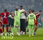 23.05.2026, Fussball DFB-Pokal 2025/2026, Finale, FC Bayern München - VfB Stuttgart, im Olympiastadion Berlin. FC Bayern feiert nach dem Sieg gegen Stuttgart bei ihren Fans den Pokalsieg. Torwart Manuel Neuer (FC Bayern München), Dayot Upamecano (FC Bayern München), Trainer Vincent Kompany (FC Bayern München), Torwart Jannis Bärtl (FC Bayern München),  tanzen wie verrückt auf dem Platz 