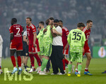23.05.2026, Fussball DFB-Pokal 2025/2026, Finale, FC Bayern München - VfB Stuttgart, im Olympiastadion Berlin. FC Bayern feiert nach dem Sieg gegen Stuttgart bei ihren Fans den Pokalsieg. Dayot Upamecano (FC Bayern München), Harry Kane (FC Bayern München), Torwart Manuel Neuer (FC Bayern München), Trainer Vincent Kompany (FC Bayern München), Torwart Jannis Bärtl (FC Bayern München),   Josip Stanisic (Bayern München), tanzen wie verrückt auf dem Platz 