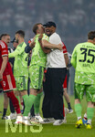 23.05.2026, Fussball DFB-Pokal 2025/2026, Finale, FC Bayern München - VfB Stuttgart, im Olympiastadion Berlin. FC Bayern feiert nach dem Sieg gegen Stuttgart bei ihren Fans den Pokalsieg. Torwart Manuel Neuer (FC Bayern München), Trainer Vincent Kompany (FC Bayern München), tanzen wie verrückt auf dem Platz 