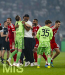 23.05.2026, Fussball DFB-Pokal 2025/2026, Finale, FC Bayern München - VfB Stuttgart, im Olympiastadion Berlin. FC Bayern feiert nach dem Sieg gegen Stuttgart bei ihren Fans den Pokalsieg. Torwart Manuel Neuer (FC Bayern München), Trainer Vincent Kompany (FC Bayern München), Torwart Jannis Bärtl (FC Bayern München),   Josip Stanisic (Bayern München), tanzen wie verrückt auf dem Platz 