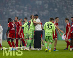 23.05.2026, Fussball DFB-Pokal 2025/2026, Finale, FC Bayern München - VfB Stuttgart, im Olympiastadion Berlin. FC Bayern feiert nach dem Sieg gegen Stuttgart bei ihren Fans den Pokalsieg. Torwart Manuel Neuer (FC Bayern München), Trainer Vincent Kompany (FC Bayern München), tanzen wie verrückt auf dem Platz 