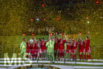 23.05.2026, Fussball DFB-Pokal 2025/2026, Finale, FC Bayern München - VfB Stuttgart, im Olympiastadion Berlin. FC Bayern feiert nach dem Sieg gegen Stuttgart bei ihren Fans den Pokalsieg. Siegerehrung Torwart Manuel Neuer (FC Bayern München) reckt den pokal in die Höhe.