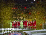 23.05.2026, Fussball DFB-Pokal 2025/2026, Finale, FC Bayern München - VfB Stuttgart, im Olympiastadion Berlin. FC Bayern feiert nach dem Sieg gegen Stuttgart bei ihren Fans den Pokalsieg. Siegerehrung Torwart Manuel Neuer (FC Bayern München) reckt den pokal in die Höhe.