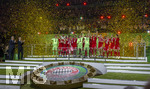 23.05.2026, Fussball DFB-Pokal 2025/2026, Finale, FC Bayern München - VfB Stuttgart, im Olympiastadion Berlin. FC Bayern feiert nach dem Sieg gegen Stuttgart bei ihren Fans den Pokalsieg. Siegerehrung Torwart Manuel Neuer (FC Bayern München) reckt den pokal in die Höhe. li: DFB Präsident Bernd Neuendorf (Deutschland), 