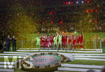 23.05.2026, Fussball DFB-Pokal 2025/2026, Finale, FC Bayern München - VfB Stuttgart, im Olympiastadion Berlin. FC Bayern feiert nach dem Sieg gegen Stuttgart bei ihren Fans den Pokalsieg. Siegerehrung Torwart Manuel Neuer (FC Bayern München) reckt den pokal in die Höhe. li: DFB Präsident Bernd Neuendorf (Deutschland), 