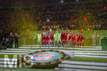 23.05.2026, Fussball DFB-Pokal 2025/2026, Finale, FC Bayern München - VfB Stuttgart, im Olympiastadion Berlin. FC Bayern feiert nach dem Sieg gegen Stuttgart bei ihren Fans den Pokalsieg. Siegerehrung Torwart Manuel Neuer (FC Bayern München) reckt den Pokal in die Höhe.  