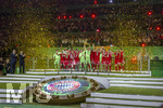 23.05.2026, Fussball DFB-Pokal 2025/2026, Finale, FC Bayern München - VfB Stuttgart, im Olympiastadion Berlin. FC Bayern feiert nach dem Sieg gegen Stuttgart bei ihren Fans den Pokalsieg. Siegerehrung Torwart Manuel Neuer (FC Bayern München) reckt den Pokal in die Höhe. li: DFB Präsident Bernd Neuendorf (Deutschland), 