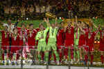 23.05.2026, Fussball DFB-Pokal 2025/2026, Finale, FC Bayern München - VfB Stuttgart, im Olympiastadion Berlin. FC Bayern feiert nach dem Sieg gegen Stuttgart bei ihren Fans den Pokalsieg. Siegerehrung Torwart Manuel Neuer (FC Bayern München) reckt den Pokal in die Höhe. Torwart Jonas Urbig (FC Bayern München), Harry Kane (FC Bayern München), Aleksandar Pavlovic (Bayern München) , Lennart Karl (FC Bayern München), Tom Bischof (Bayern München), Joshua Kimmich (FC Bayern München) 