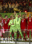 23.05.2026, Fussball DFB-Pokal 2025/2026, Finale, FC Bayern München - VfB Stuttgart, im Olympiastadion Berlin. FC Bayern feiert nach dem Sieg gegen Stuttgart bei ihren Fans den Pokalsieg. Siegerehrung Torwart Manuel Neuer (FC Bayern München) reckt den Pokal in die Höhe. Torwart Jonas Urbig (FC Bayern München), Harry Kane (FC Bayern München), Aleksandar Pavlovic (Bayern München) , Lennart Karl (FC Bayern München), Tom Bischof (Bayern München), Joshua Kimmich (FC Bayern München) 