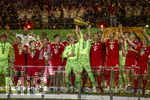 23.05.2026, Fussball DFB-Pokal 2025/2026, Finale, FC Bayern München - VfB Stuttgart, im Olympiastadion Berlin. FC Bayern feiert nach dem Sieg gegen Stuttgart bei ihren Fans den Pokalsieg. Siegerehrung Torwart Manuel Neuer (FC Bayern München) reckt den Pokal in die Höhe. Torwart Jonas Urbig (FC Bayern München), Harry Kane (FC Bayern München), Aleksandar Pavlovic (Bayern München) , Lennart Karl (FC Bayern München), Tom Bischof (Bayern München), Joshua Kimmich (FC Bayern München) 
