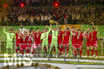 23.05.2026, Fussball DFB-Pokal 2025/2026, Finale, FC Bayern München - VfB Stuttgart, im Olympiastadion Berlin. FC Bayern feiert nach dem Sieg gegen Stuttgart bei ihren Fans den Pokalsieg. Siegerehrung Torwart Manuel Neuer (FC Bayern München) reckt den Pokal in die Höhe. Torwart Jonas Urbig (FC Bayern München), Harry Kane (FC Bayern München), Aleksandar Pavlovic (Bayern München) , Lennart Karl (FC Bayern München), Tom Bischof (Bayern München), Joshua Kimmich (FC Bayern München) 