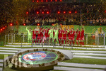 23.05.2026, Fussball DFB-Pokal 2025/2026, Finale, FC Bayern München - VfB Stuttgart, im Olympiastadion Berlin. FC Bayern feiert nach dem Sieg gegen Stuttgart bei ihren Fans den Pokalsieg. Siegerehrung Torwart Manuel Neuer (FC Bayern München) reckt den Pokal in die Höhe. Torwart Jonas Urbig (FC Bayern München), Harry Kane (FC Bayern München), Aleksandar Pavlovic (Bayern München) , Lennart Karl (FC Bayern München), Tom Bischof (Bayern München), Joshua Kimmich (FC Bayern München) 