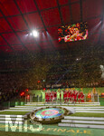 23.05.2026, Fussball DFB-Pokal 2025/2026, Finale, FC Bayern München - VfB Stuttgart, im Olympiastadion Berlin. FC Bayern feiert nach dem Sieg gegen Stuttgart bei ihren Fans den Pokalsieg. Siegerehrung Torwart Manuel Neuer (FC Bayern München) reckt den Pokal in die Höhe. Torwart Jonas Urbig (FC Bayern München), Harry Kane (FC Bayern München), Aleksandar Pavlovic (Bayern München) , Lennart Karl (FC Bayern München), Tom Bischof (Bayern München), Joshua Kimmich (FC Bayern München) 