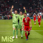 23.05.2026, Fussball DFB-Pokal 2025/2026, Finale, FC Bayern München - VfB Stuttgart, im Olympiastadion Berlin. FC Bayern feiert nach dem Sieg gegen Stuttgart bei ihren Fans den Pokalsieg. v.li: Torwart Manuel Neuer (FC Bayern München), Torwart Jonas Urbig (FC Bayern München), Joshua Kimmich (FC Bayern München) 