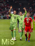 23.05.2026, Fussball DFB-Pokal 2025/2026, Finale, FC Bayern München - VfB Stuttgart, im Olympiastadion Berlin. FC Bayern feiert nach dem Sieg gegen Stuttgart bei ihren Fans den Pokalsieg. v.li: Torwart Manuel Neuer (FC Bayern München), Torwart Jonas Urbig (FC Bayern München), Joshua Kimmich (FC Bayern München) 