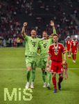 23.05.2026, Fussball DFB-Pokal 2025/2026, Finale, FC Bayern München - VfB Stuttgart, im Olympiastadion Berlin. FC Bayern feiert nach dem Sieg gegen Stuttgart bei ihren Fans den Pokalsieg. v.li: Torwart Manuel Neuer (FC Bayern München), Torwart Jonas Urbig (FC Bayern München), Joshua Kimmich (FC Bayern München) 