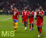 23.05.2026, Fussball DFB-Pokal 2025/2026, Finale, FC Bayern München - VfB Stuttgart, im Olympiastadion Berlin. FC Bayern feiert nach dem Sieg gegen Stuttgart bei ihren Fans den Pokalsieg. v.li:  Luis Diaz (FC Bayern München), mit der Kolumbianischen Flagge, Nicolas Jackson (FC Bayern München), Bara Sapoko Ndiaye (Bayern München), Jonathan Tah (FC Bayern München), 