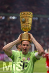 23.05.2026, Fussball DFB-Pokal 2025/2026, Finale, FC Bayern München - VfB Stuttgart, im Olympiastadion Berlin. FC Bayern feiert nach dem Sieg gegen Stuttgart bei ihren Fans den Pokalsieg. Torwart Manuel Neuer (FC Bayern München) mit dem Pokal auf dem Kopf.