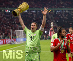 23.05.2026, Fussball DFB-Pokal 2025/2026, Finale, FC Bayern München - VfB Stuttgart, im Olympiastadion Berlin. FC Bayern feiert nach dem Sieg gegen Stuttgart bei ihren Fans den Pokalsieg. Torwart Manuel Neuer (FC Bayern München) mit dem Pokal 